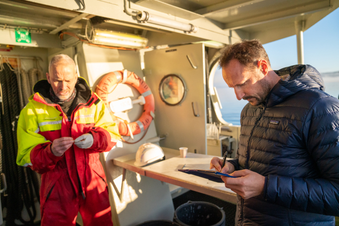 Kronprinsen noterer ned resultatene etter dagens fangst. Foto: Simen Løvberg Sund / Det kongelige hoff